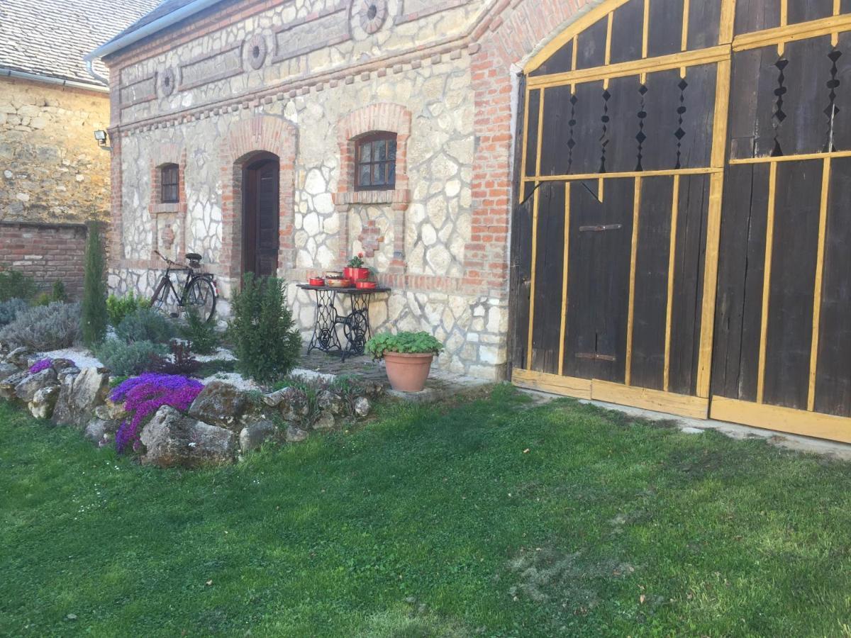 ホテル Levendula Porta Es Pajtaszinhaz Orfű エクステリア 写真